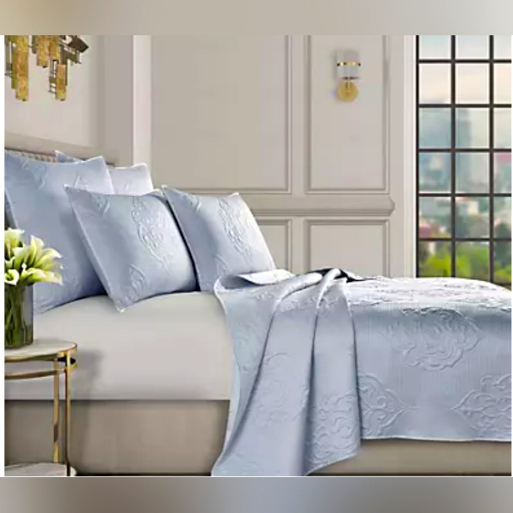 J Queen New York Satinique Quilted Quilt, Queen NEW